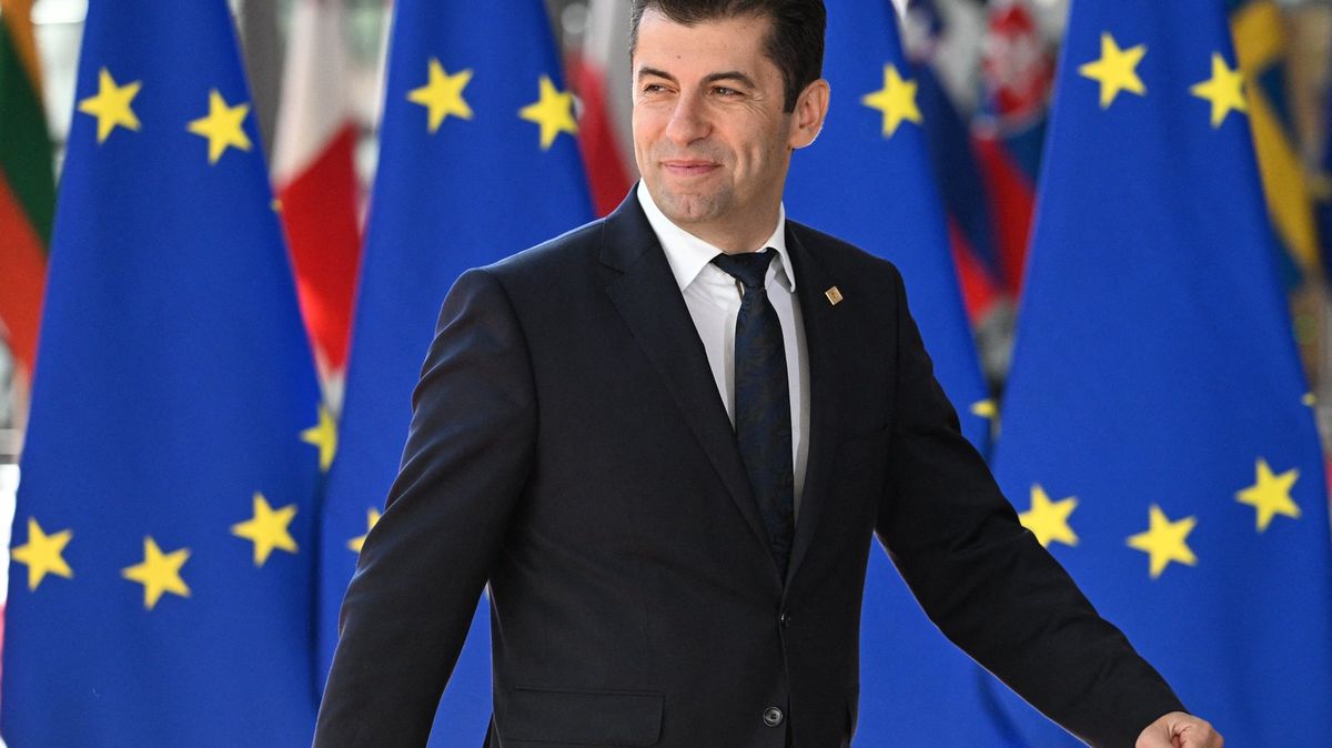 Radost v Kremlu, obavy na Balkáně. Pád bulharské vlády ohrožuje rozšiřování EU
